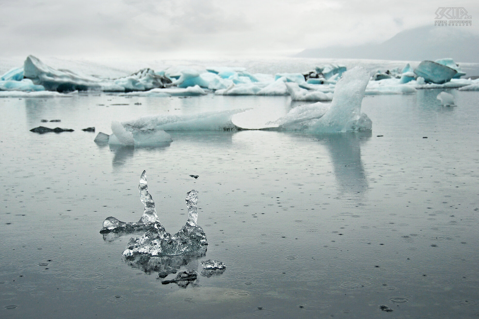 Jökulsárlon The lake is continuously nourished by new blocks of ice which drift to the sea. This creates a lot of magnificent ice sculptures. Stefan Cruysberghs